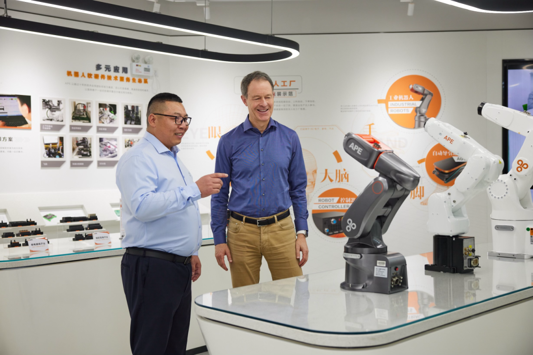 蘋果首席運營官Jeff Williams和杰士徳集團董事長 undefined